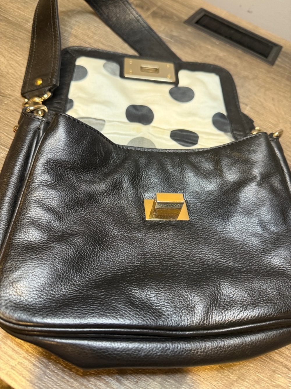 KATE SPADE Classic Black Leather Shoulder Bag with Gold Turn-Lock - Picture 2 of 8